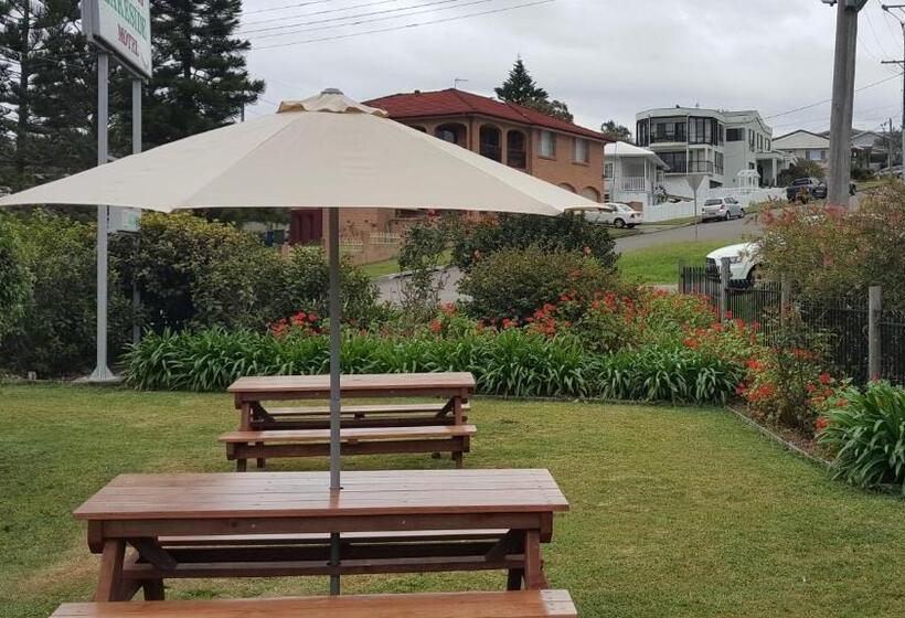 Hibiscus Lakeside Motel