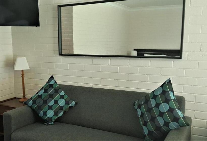 Hibiscus Lakeside Motel