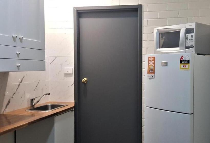 Hibiscus Lakeside Motel