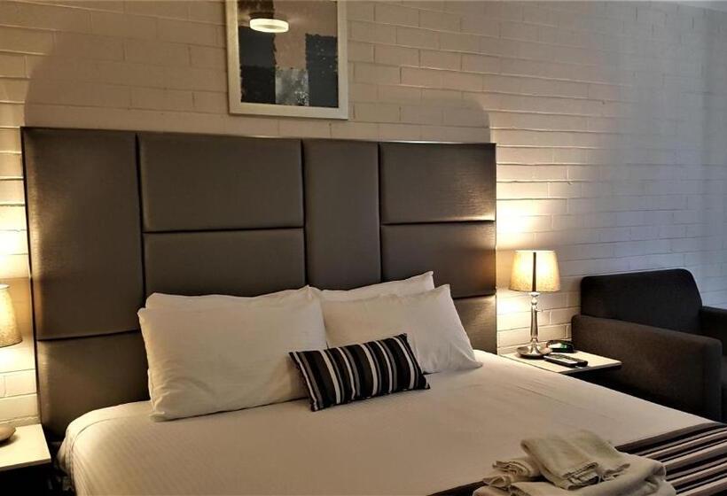 Hibiscus Lakeside Motel