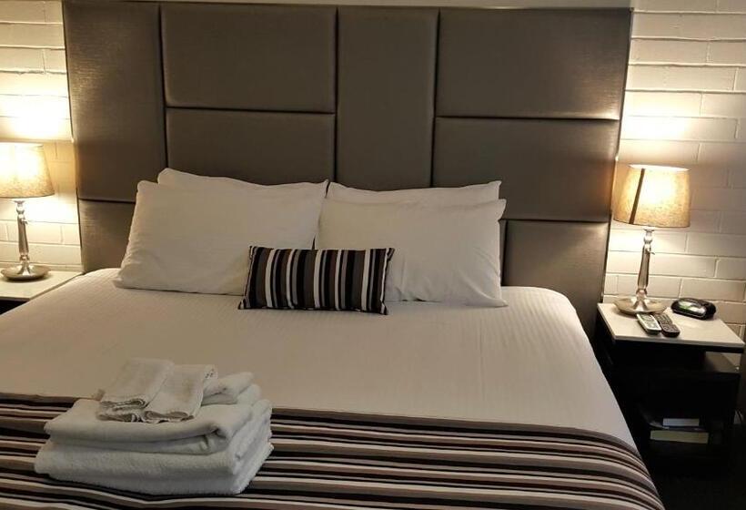 Hibiscus Lakeside Motel