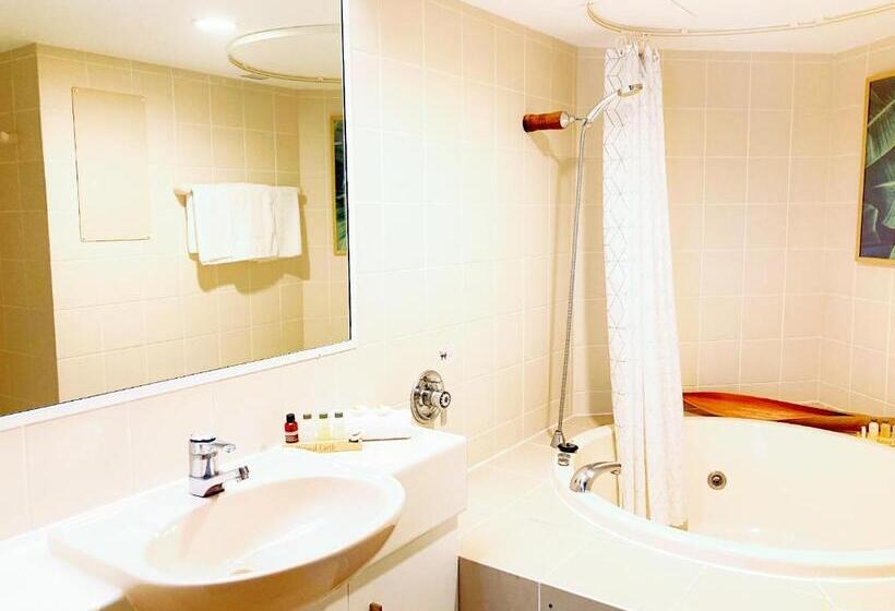 Отель 181 The Esplanade