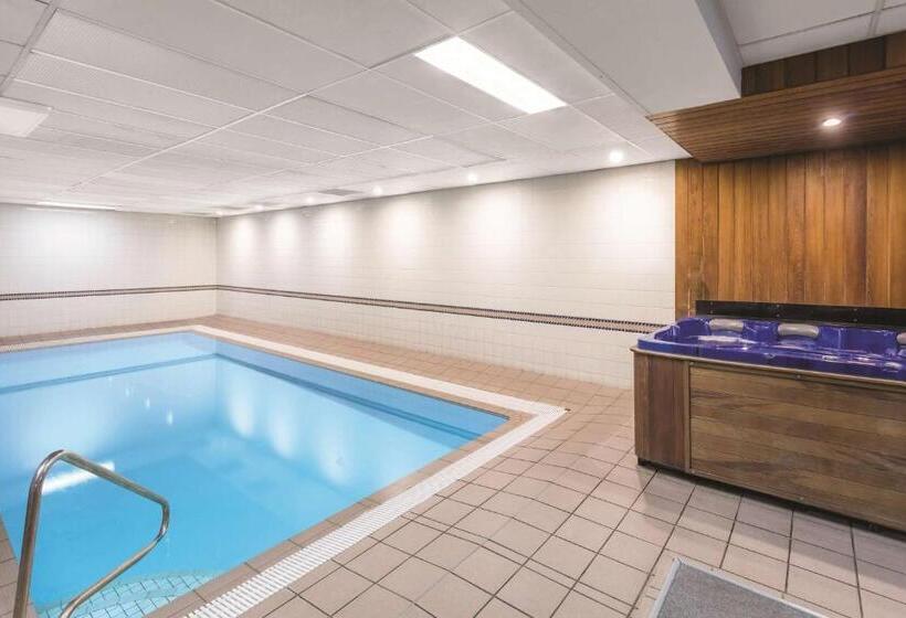 ホテル Adina Serviced Apartments Canberra Kingston