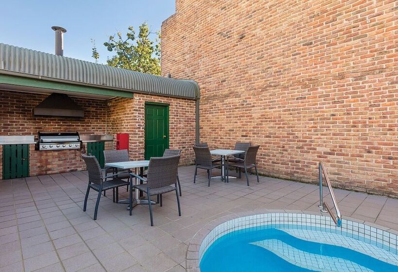 هتل Adina Serviced Apartments Canberra Kingston