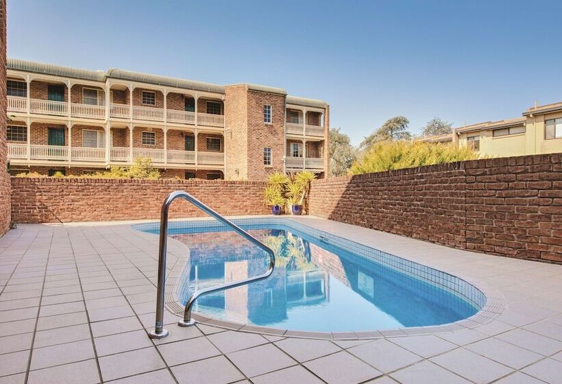 هتل Adina Serviced Apartments Canberra Kingston