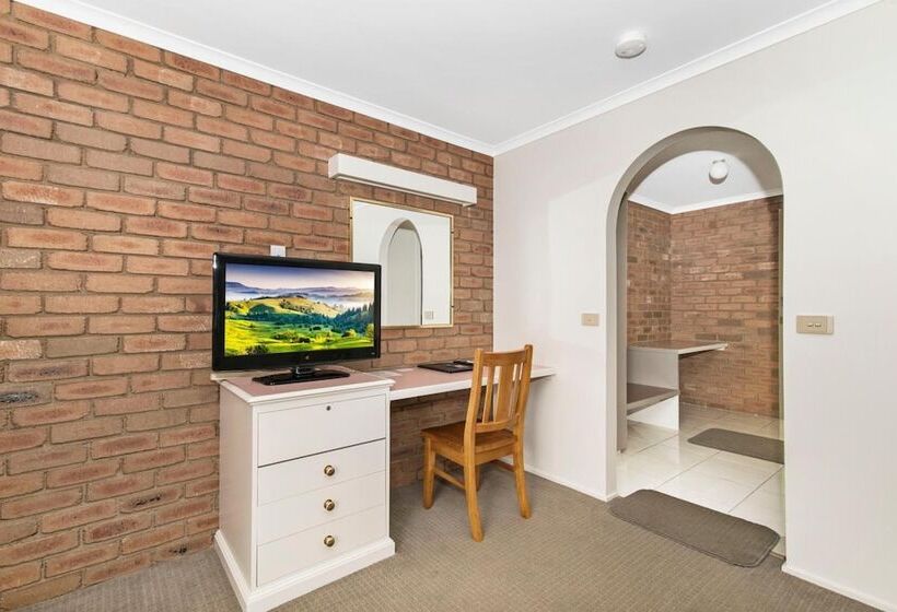 Отель Golden Square Motor Inn