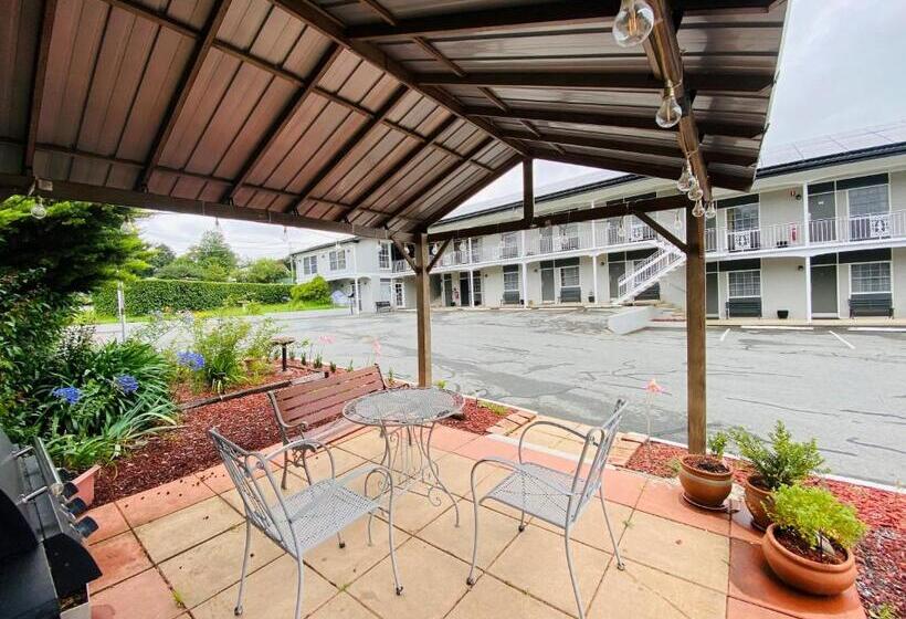 בית מלון כפרי Colonial Lodge Motor Inn