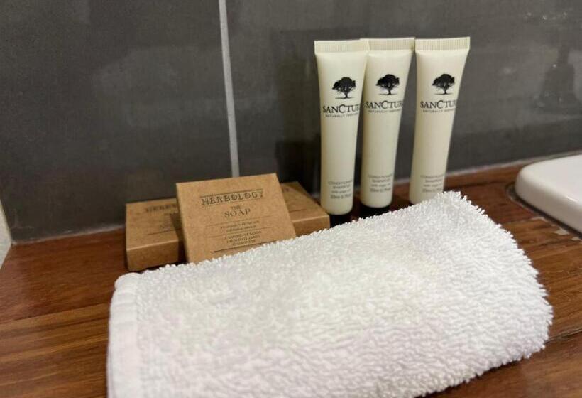 هتل Cooks Endeavour Motor Inn