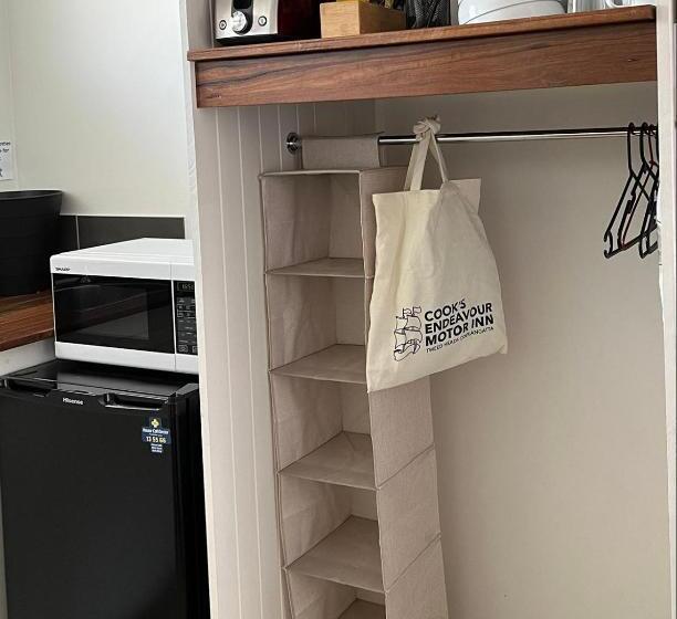 هتل Cooks Endeavour Motor Inn