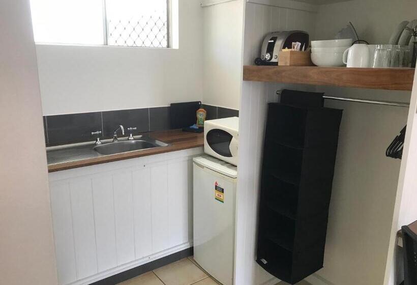 هتل Cooks Endeavour Motor Inn