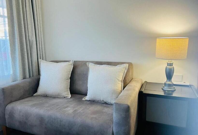 هتل Cooks Endeavour Motor Inn