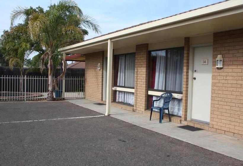 فندق Country Home Motor Inn