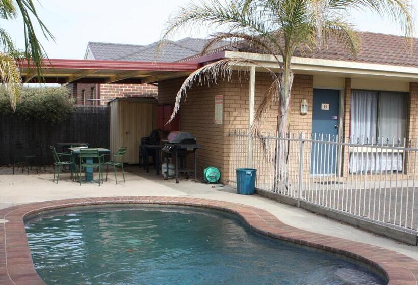 فندق Country Home Motor Inn