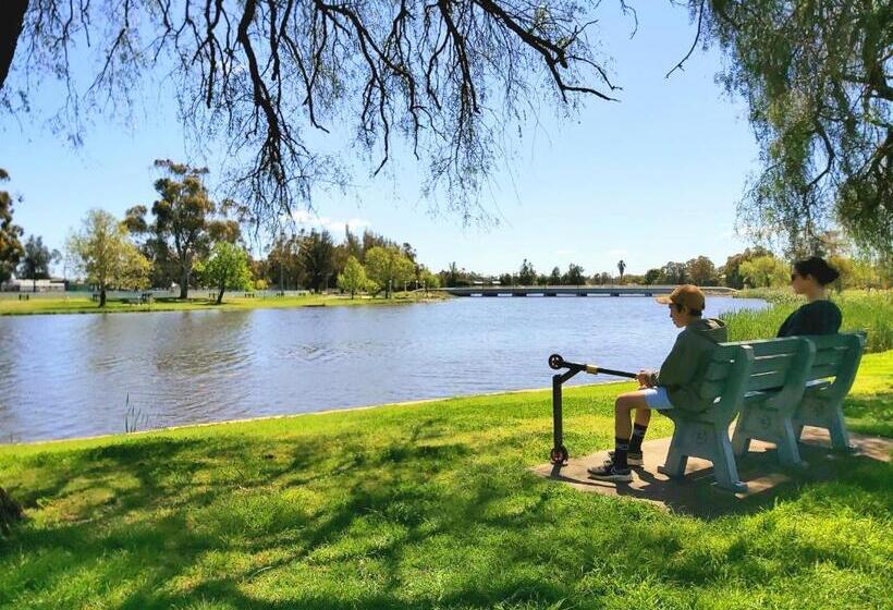 בית מלון כפרי Country Mile Motor Inn