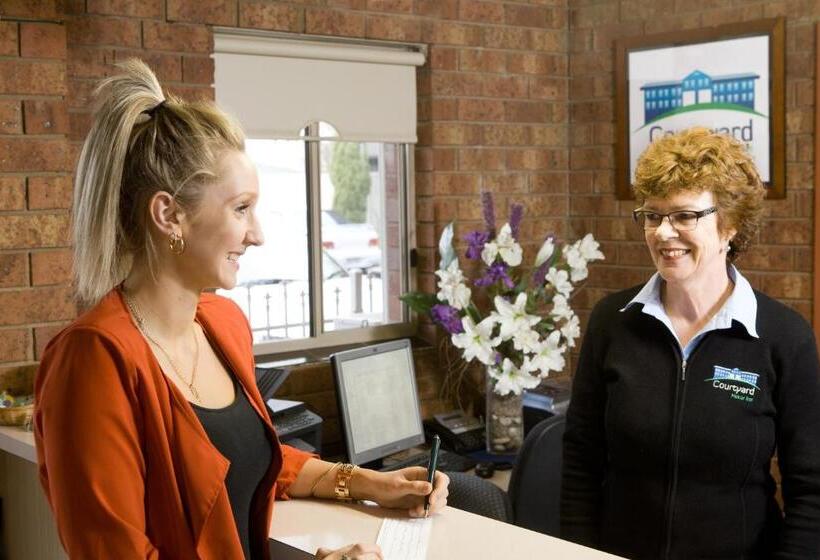 فندق Courtyard Motor Inn