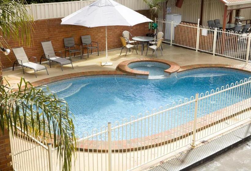 فندق Courtyard Motor Inn