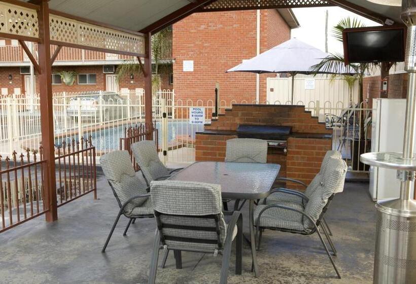 فندق Courtyard Motor Inn