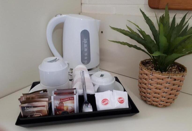 هتل Crest Motor Inn