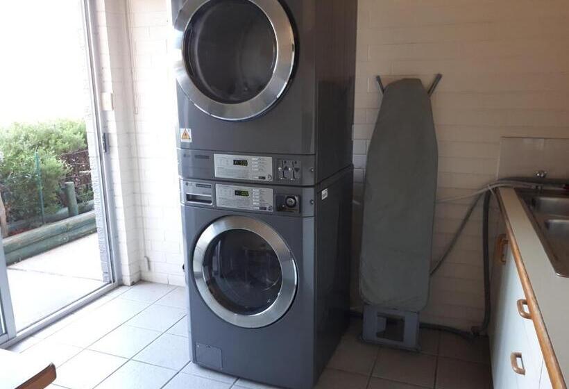 هتل Crest Motor Inn