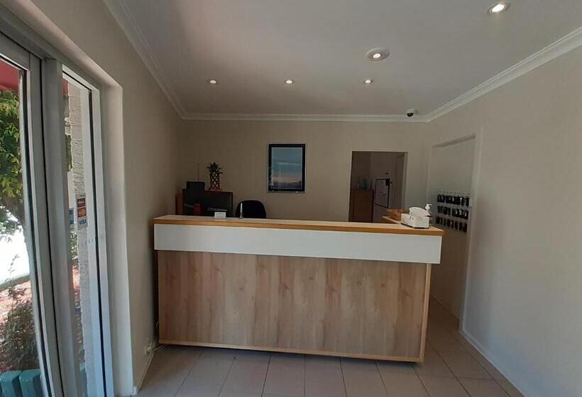 هتل Crest Motor Inn