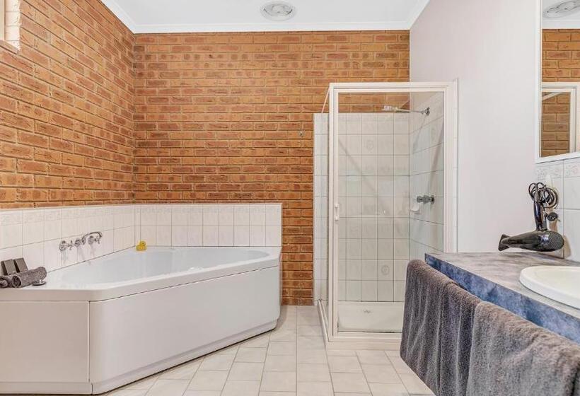 בית מלון כפרי Golden River Motor Inn