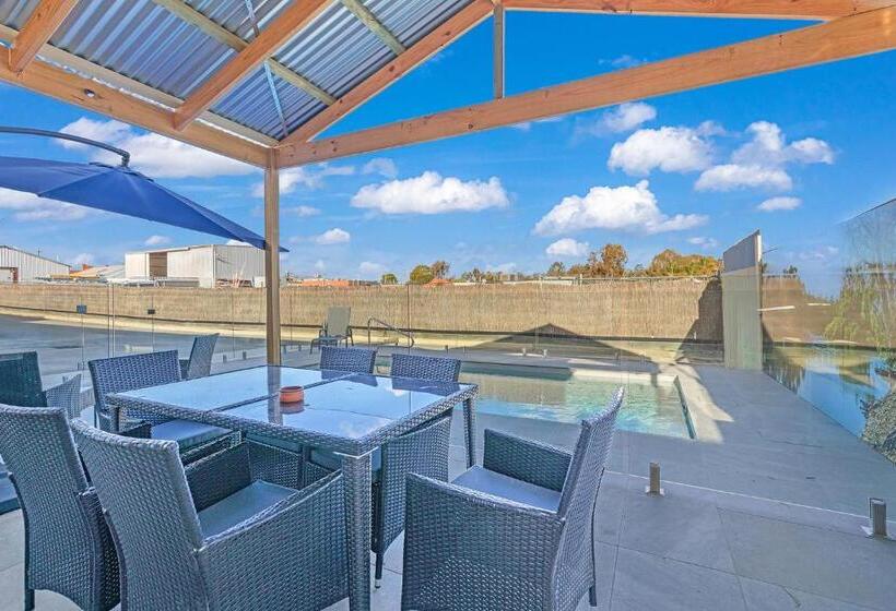 בית מלון כפרי Golden River Motor Inn