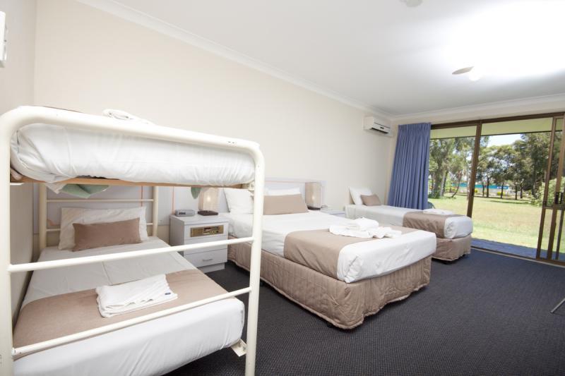 בית מלון כפרי Island Palms Motor Inn