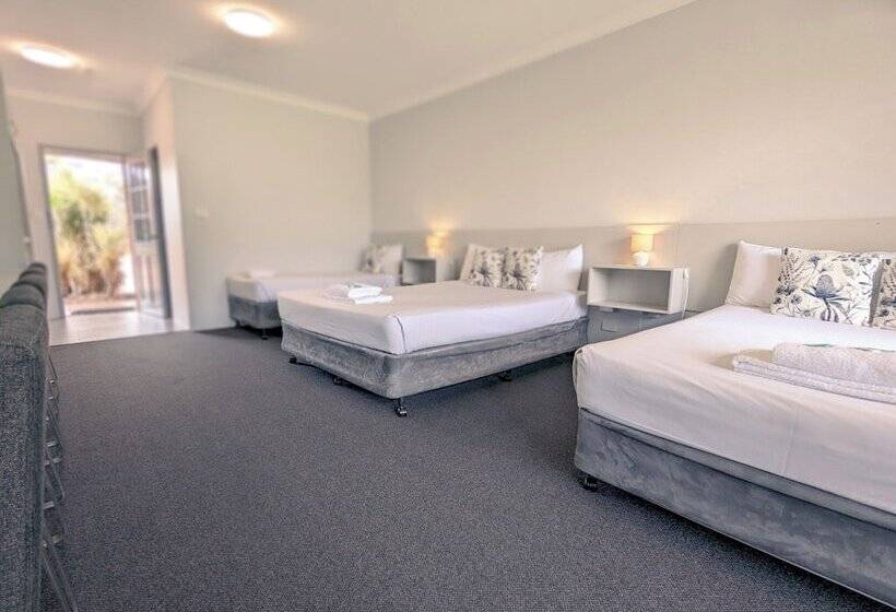 בית מלון כפרי Island Palms Motor Inn