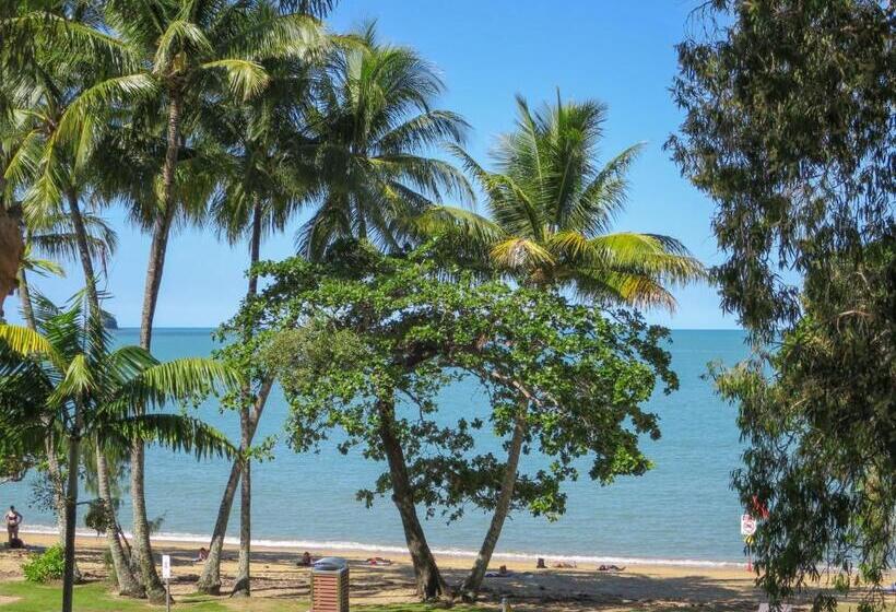 هتل Marlin Waters Beachfront Apartments