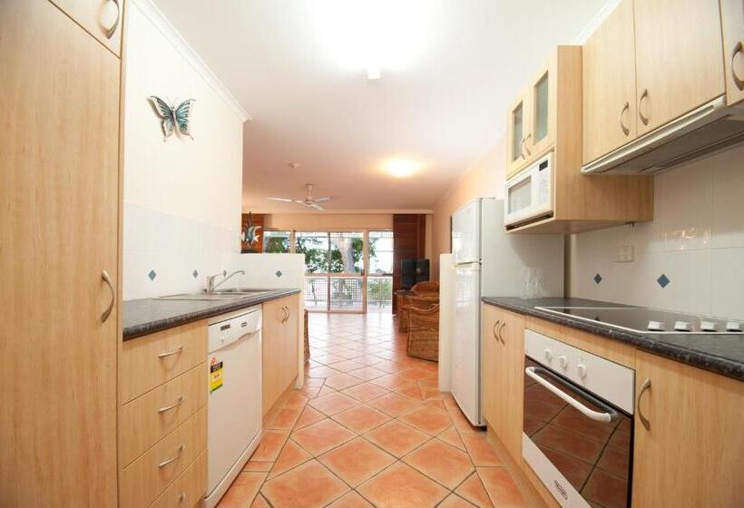 هتل Marlin Waters Beachfront Apartments