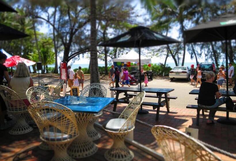 هتل Marlin Waters Beachfront Apartments