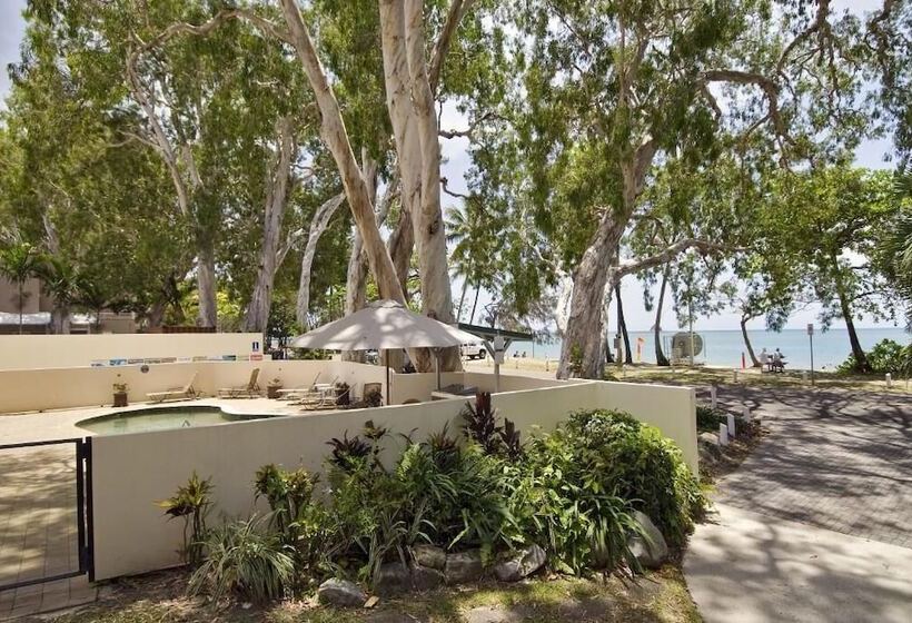 هتل Marlin Waters Beachfront Apartments