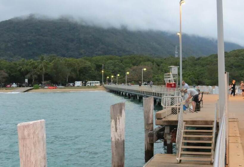 هتل Marlin Waters Beachfront Apartments