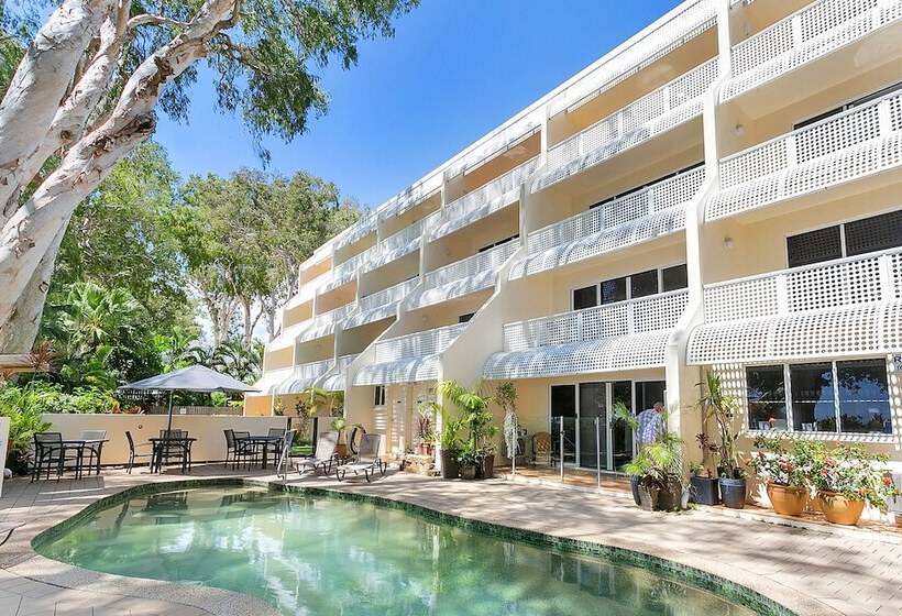 בית מלון כפרי Marlin Waters Beachfront Apartments