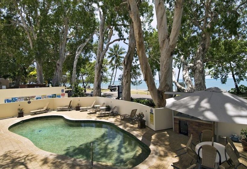 בית מלון כפרי Marlin Waters Beachfront Apartments