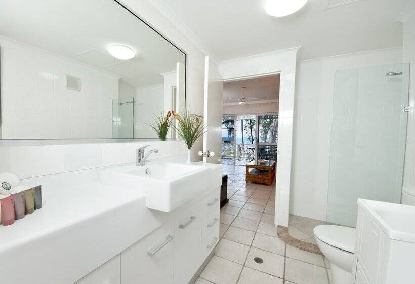 בית מלון כפרי Marlin Waters Beachfront Apartments