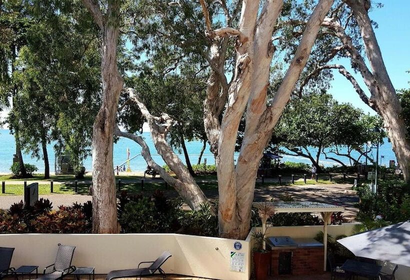 בית מלון כפרי Marlin Waters Beachfront Apartments