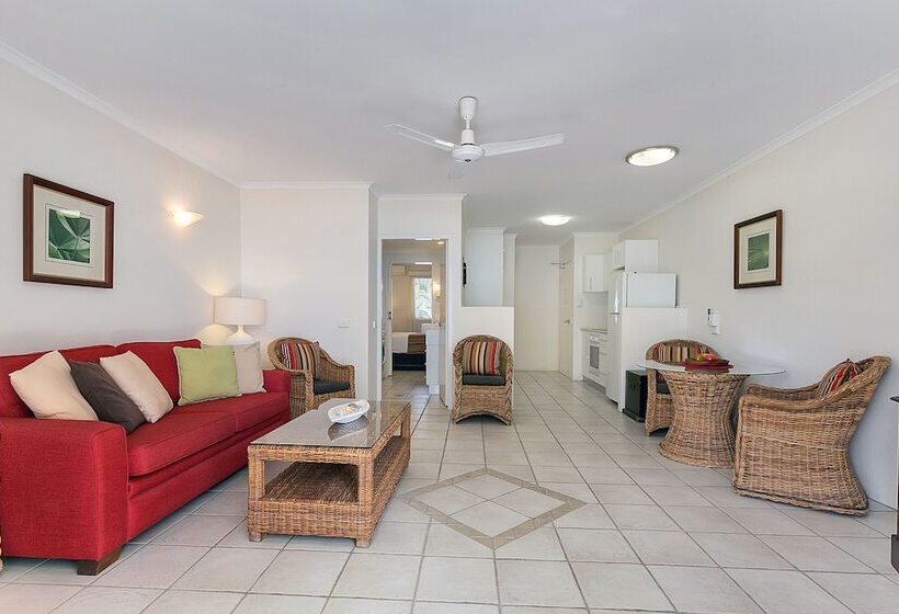 בית מלון כפרי Marlin Waters Beachfront Apartments