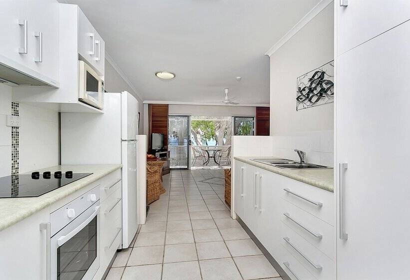 בית מלון כפרי Marlin Waters Beachfront Apartments