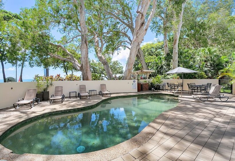 בית מלון כפרי Marlin Waters Beachfront Apartments