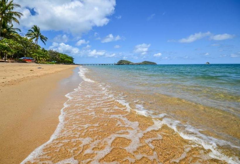 בית מלון כפרי Marlin Waters Beachfront Apartments