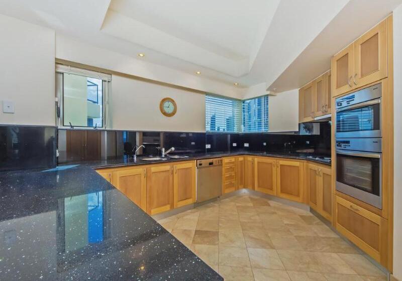 فندق Oceana On Broadbeach