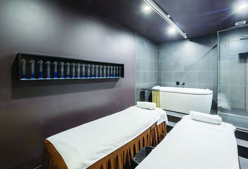 The Savoy Hotel On Little Collins Melbourne