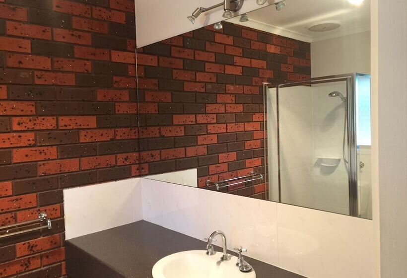 Отель Warragul Views Motor Inn