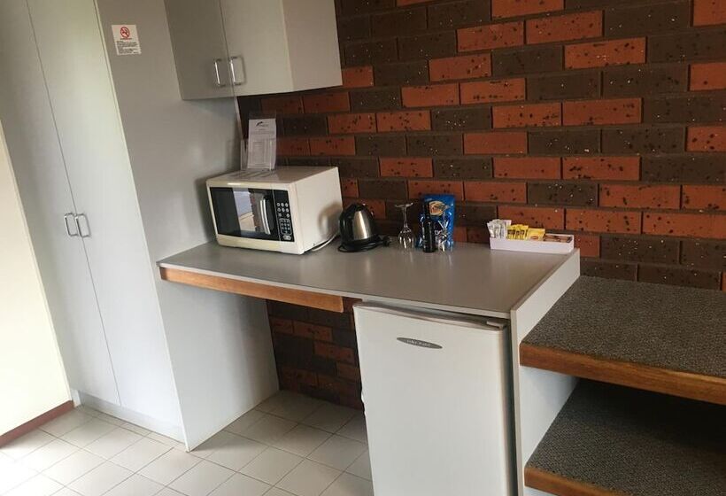 Отель Warragul Views Motor Inn