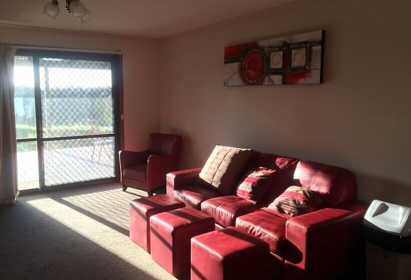 Отель Warragul Views Motor Inn