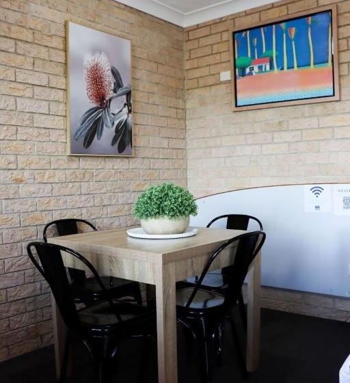 Kennedy Drive Airport Motel