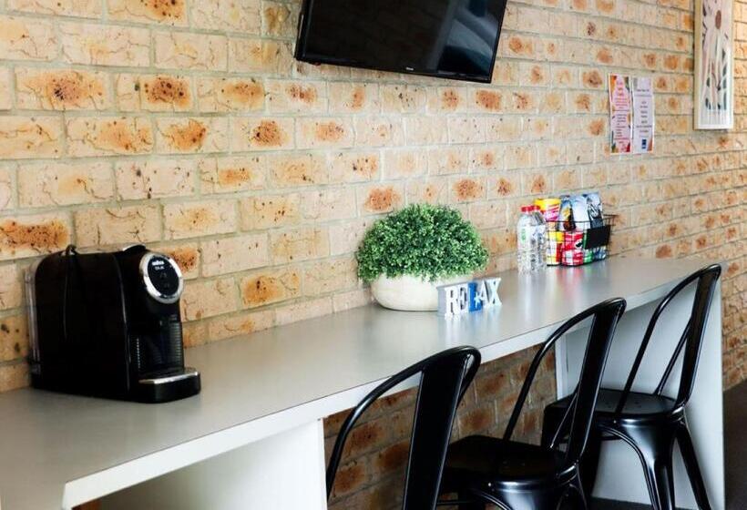 Kennedy Drive Airport Motel