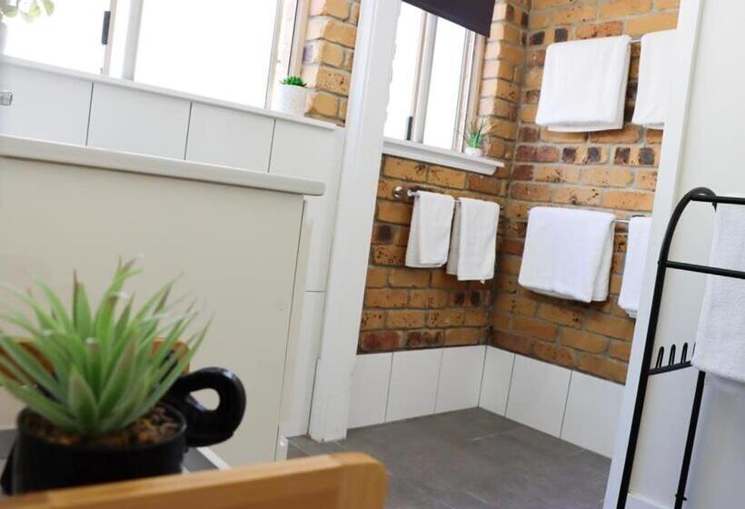 Kennedy Drive Airport Motel