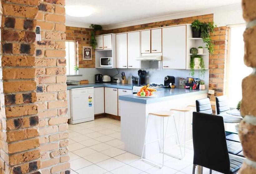 Kennedy Drive Airport Motel